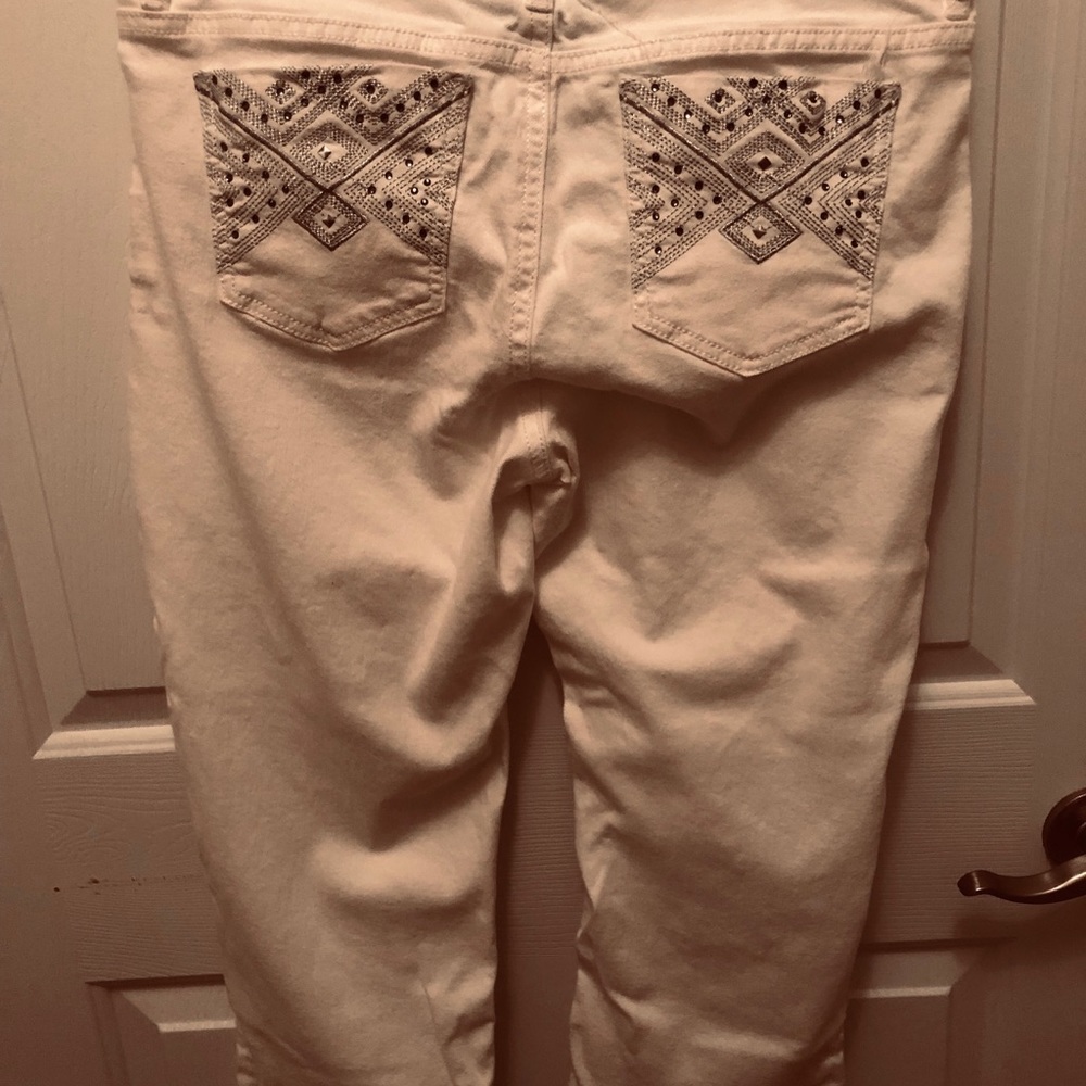Apt. White Capri